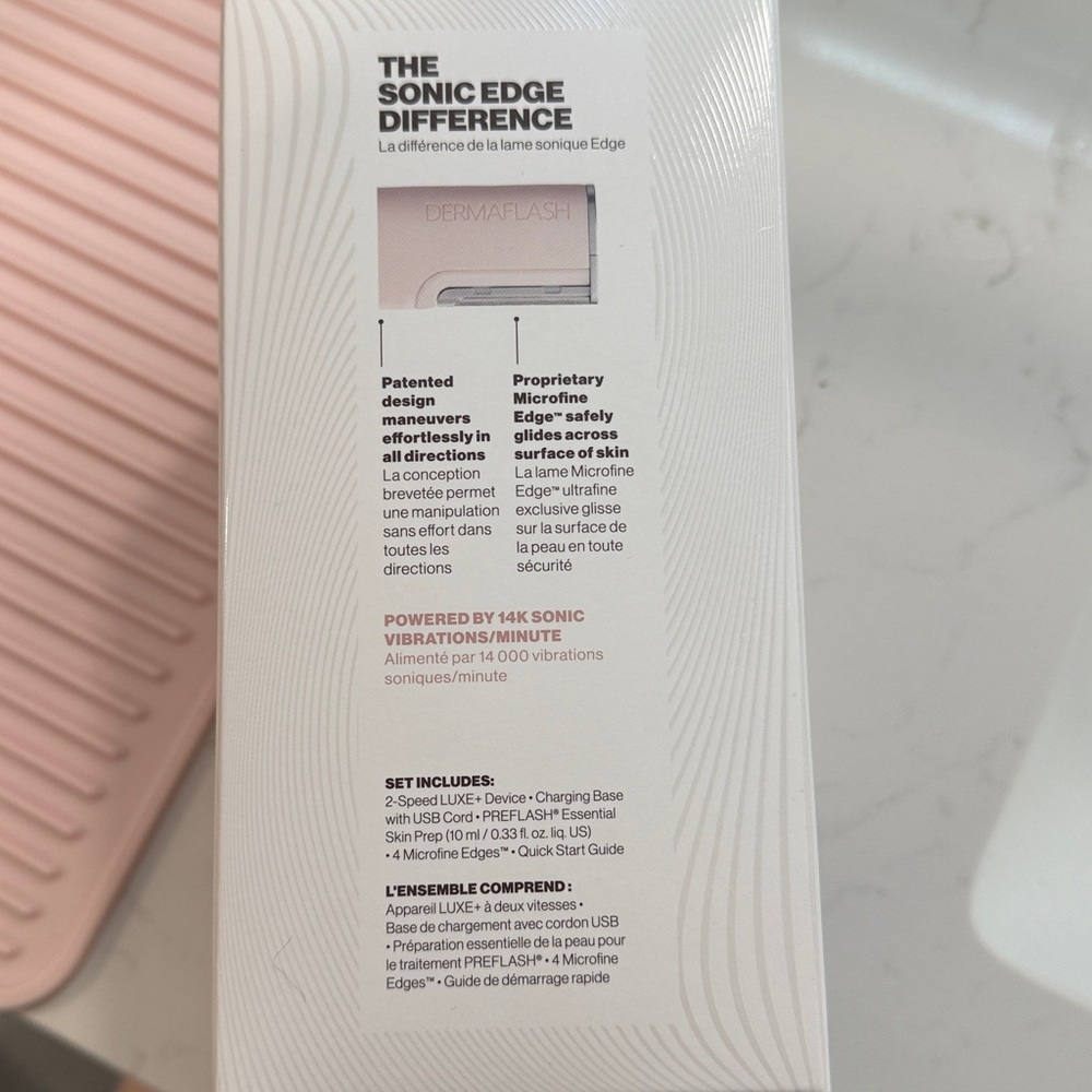 Dermaflash Luxe+ Sonic Dermaplaning Peach Fuzz Removal - Picture 2 of 6